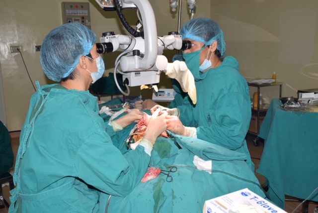 Phẫu thuật cắt bỏ hoặc xạ trị thường có hiệu quả trong điều trị ung thư sàn miệng giai đoạn I và II